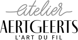Logo texte gris cursif élégant affichant le mot "atelier".